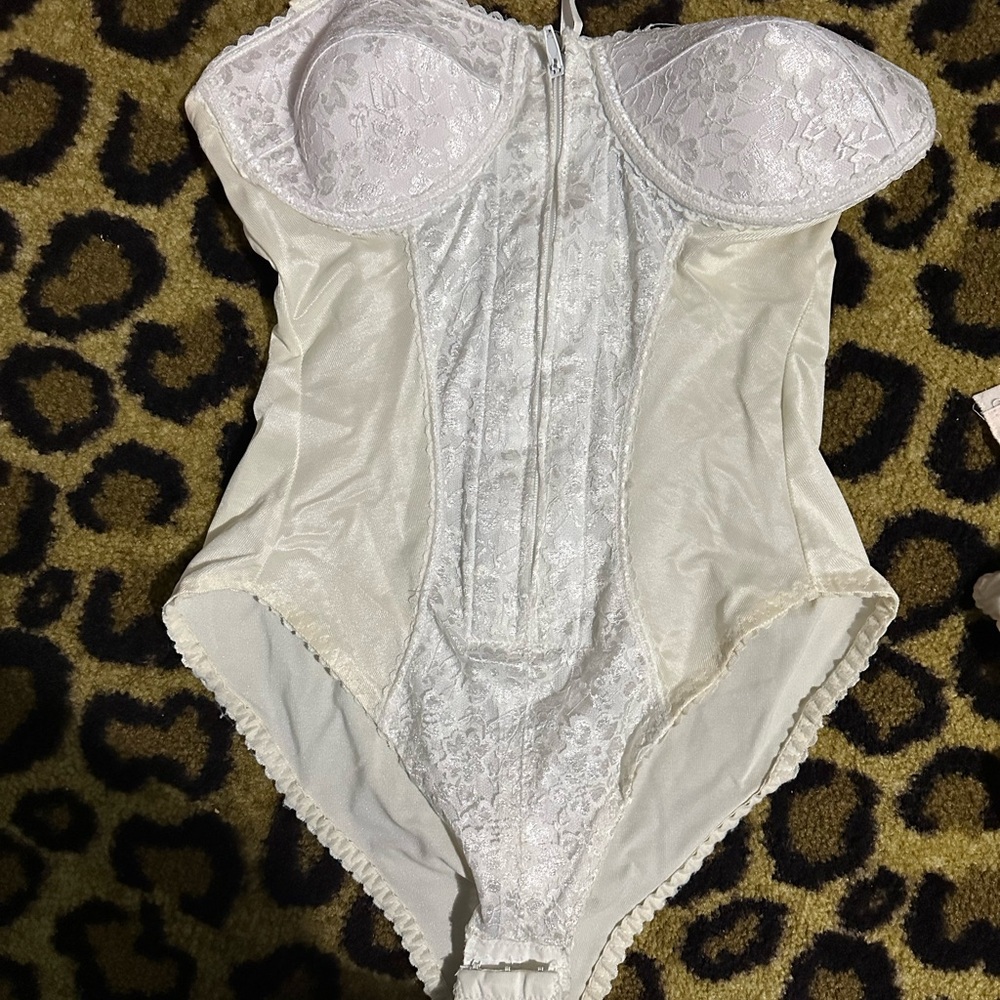 Elegant White Lace Bustier
